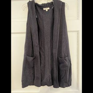Sleeveless  sweater vest with hood